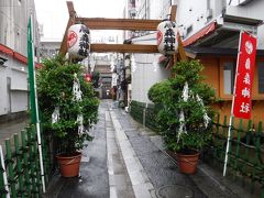 通りに「烏森神社前」というバス停があったので、この近くかな？と見回したらすぐに「烏森神社」が見つかりました。
ここは鳥居の形が面白いです。