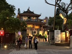 【赤崁楼】赤崁楼は台南観光の中心とも言われています。位置的にも中心的な位置にあって何かと目印になります。夜ライトアップして演奏会が庭で開かれていました。