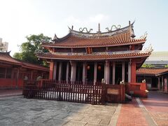 【孔子廟】
　孔子廟は赤崁楼と並ぶ台南観光のランドマークです。工事しているところが多すぎてあまり印象に残りませんでしたが､歴史や祭礼としての意味の大きいところです。
