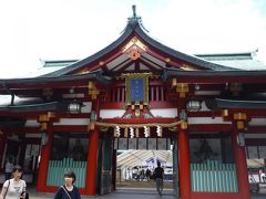 永田町駅から徒歩で日枝神社へ。こちらは明日からの催しの準備中でした。