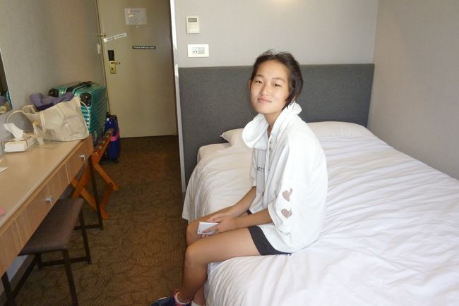 サボイホテル、ベッド小さすぎです。でも、二人で1泊6,000円だったので良しとします。