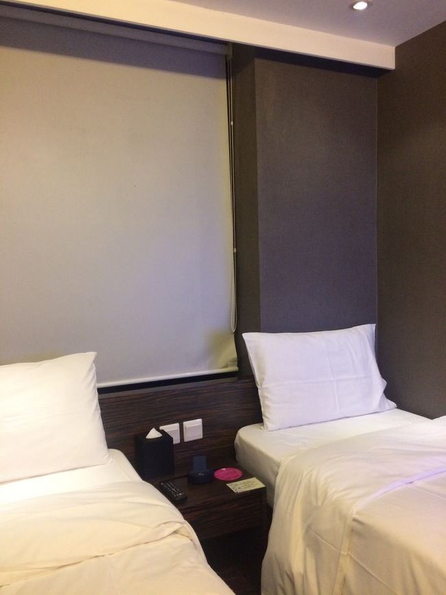 １つは荷物置き、もう１つを寝床にして使用。2人で泊まったら狭いかも。<br />でも2人だったら1人3000円と考えるとあり？<br />本当は、夜の街探検に行ってみたかったが、体力の限界の為就寝。<br />2日目に続く。