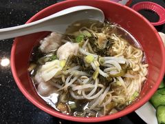 麺の底から炒めた高菜みたいなのともやしが出てきました。
ここはワンタン麺も美味しく、お気に入りになりました。