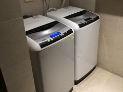 ホテルの２階、無料のセルフランドリーコーナーを覗き見。
洗濯機と乾燥機が２台づつありました。