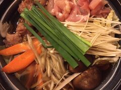 【相撲茶屋寺尾】

ちゃんこ鍋は、
醤油、塩、味噌、カレー　の出汁。
うどん、ラーメン、ご飯　の締めから選べます。
私たちは「醤油」＋「ご飯」さらにデザート「杏仁豆腐」のランチセット（1500円）を選びました。