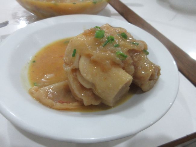 モコトスープ、牛の蹄をコトコト煮込んだもの<br />　蹄ってのは二股に分かれてるだけと思ってたが<br />　　内部には５つの骨が有るので指の痕跡かも<br />いやいや絶品！、中のコラーゲンも全部食べられる<br /><br />