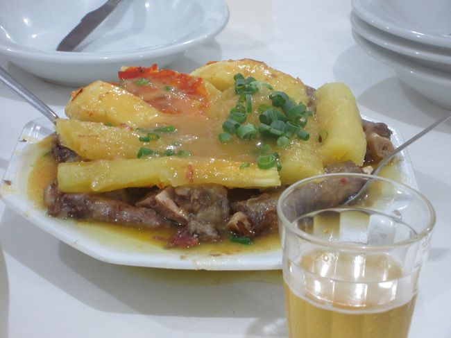 ハバーダ com マンジョッカ e ポレンタ<br />　牛テールの煮込みスープにキャッサバ芋とポレンタ<br />これも抜群の旨さ、なんで日本には無いのか？、と思う<br />　本当のブラジル料理って、こういうもののことを言う<br />　　シュハスコなんて週末の男の料理に過ぎず<br />ホンマモンを追求したブラジル料理店は日本には無い<br /><br />