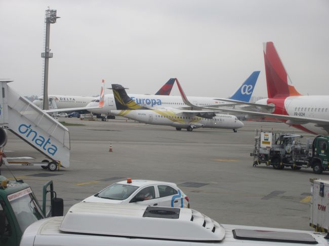 パッサレド航空プロペラ機が通過<br /><br />