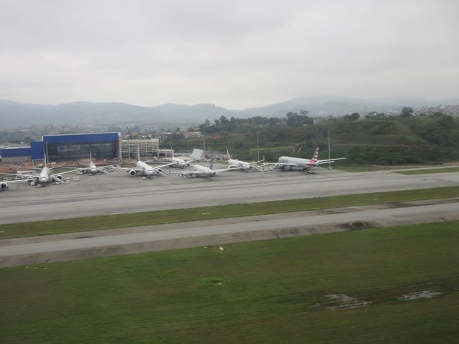 サンパウロは３０分遅れで出発<br />　乗客の１人が２６日に出発予定だったのが病気で２８日に搭乗<br />　　その旨を電話で伝えたらOKとのことだった<br />しかし、飛行機に乗ってから医師の診断書が必要と言われ<br />　そんなん聞いてないし、なぜ乗る前に言わなかった？<br />　　３時間前にチェックインした時も何も言わなかったと<br />診断書が無ければ罰金を払わされ、出発後の事後申請はダメ<br />　押し問答が始まったかと思うと、客室乗務員が有り得ない一言<br />「もう面倒臭いわね、降りてよ、出発が遅れるじゃない」<br /><br />この一言で火が点いて、最終的にキャプテンまで出て来たが埒が明かず<br />　絶対に降りないし、裁判やってもええでー、と相成った<br />結局、降りずにそのまま出発、機内には搭乗客の応援団が出来て<br />　明らかなGOL航空側の落ち度と落ち着いた<br /><br />規則が変わったのは、２８日当日で<br />　変わったことを知らないチェックインカウンター<br />　　客室乗務員の１人が知ってただけというお粗末さ<br />僕も当然乗客側につき、早く出せ馬鹿！、と叫びました<br /><br />