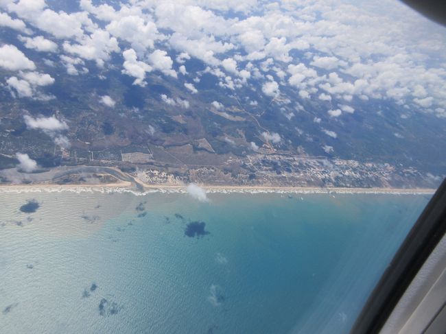 アラカジュ到着３０分前の光景<br />　こんな海岸線がリオから２０００ｋｍのサルヴァドールまで<br />その先も浜辺が続き、マセイオー、ヘシーフィ、ナタウと続く<br />　リオから都合４０００ｋｍぐらい浜辺が続くのである<br /><br />日本なら間違いなく、化学工場が立ち並び<br />　これでもかと原子力発電所が出来<br />　　汚らしい別荘にがらっぱちホテルが林立するであろう<br /><br />この海岸線は全域でウミガメが産卵に来る大自然<br />　こういう自然保護にブラジルは力を入れている<br /><br />透き通る様な美しい大西洋<br />　大航海時代を彷彿とさせる<br /><br />