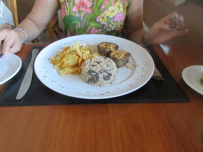 嫁さんはキノコのリゾットの牛肉添え<br />　というか、添えの方がボリューム感たっぷり？<br /><br />