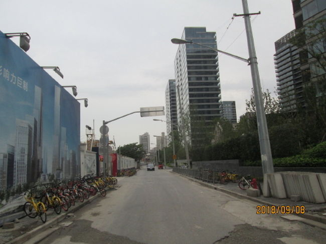 王家碼頭路・右側は高層ビルが完成。左側は董家渡路までの大規模再開発工事中。<br />