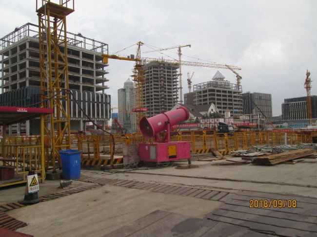 王家碼頭路・左側は董家渡路までの大規模再開発工事中。<br />