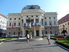 オペラハウス（スロヴァキア国立劇場）です。

中欧の主要都市には、必ずこの建物があるイメージです。
パリやウィーンほどの豪華さは感じませんが、それでも立派な建物。