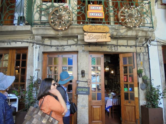 ランチは、「チェス・ラピン」で。