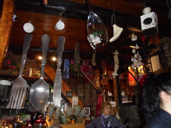 天井から、様々な物がつり下げられています。