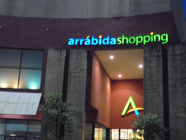 ホテルに１９：００頃着。隣のショッピングモールへ行ってみる。