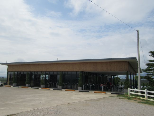 カフェが併設されているのでゆっくり過ごすこともできる。<br /><br />閑散期（６月）なのでガラガラだったが，それでもツアー客を乗せたヴァンが次々とやってくる。