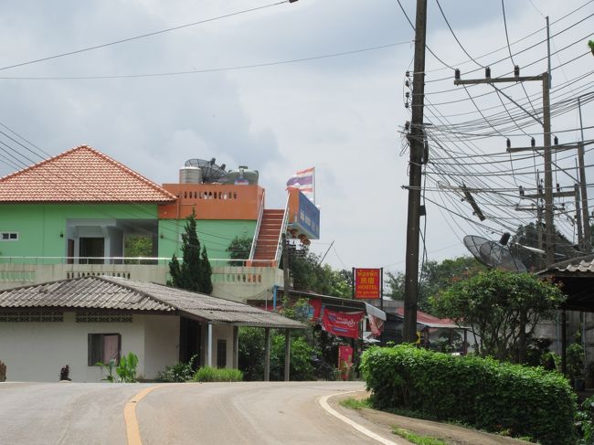 ゲストハウスがちらほら見えてくる。