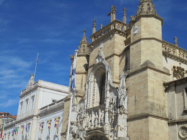 ５月８日広場に建つ「サンタ・クルス修道院」