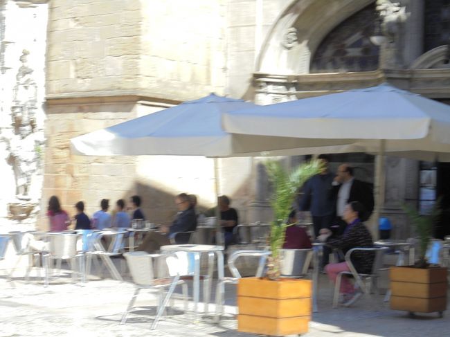 レストランや店がたくさん集まっている。