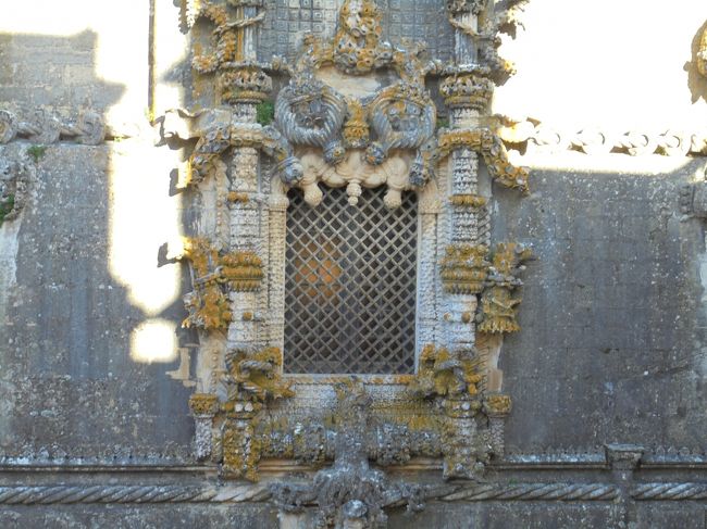 キリスト騎士団聖堂の西壁にある。大航海時代を象徴するロープ、鎖、サンゴなどのモチーフが刻まれ、上部には、マルタ騎士団のマルタ十字と国の紋章が刻まれている。