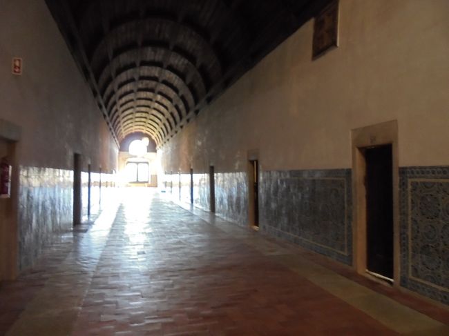 廊下の両側に４０の宿坊が並ぶ。アズレージョは１７世紀の物だそうだ。