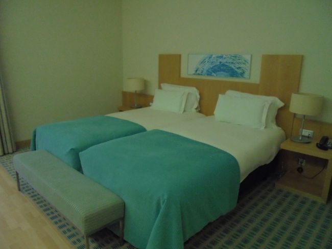 漁師町ナザレのホテル「プライア」きれいな客室。お茶ポットがないのが残念。