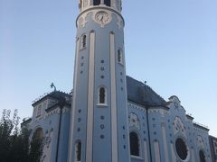 ホテルのすぐ近くに青の教会があります。
教会嫌いの妻が一番見たかった教会です。
世界的にも非常に珍しい、明るい青を基調にしたアール・ヌーヴォー様式で造られたカトリック教会。
清楚でシンプル、美しい。