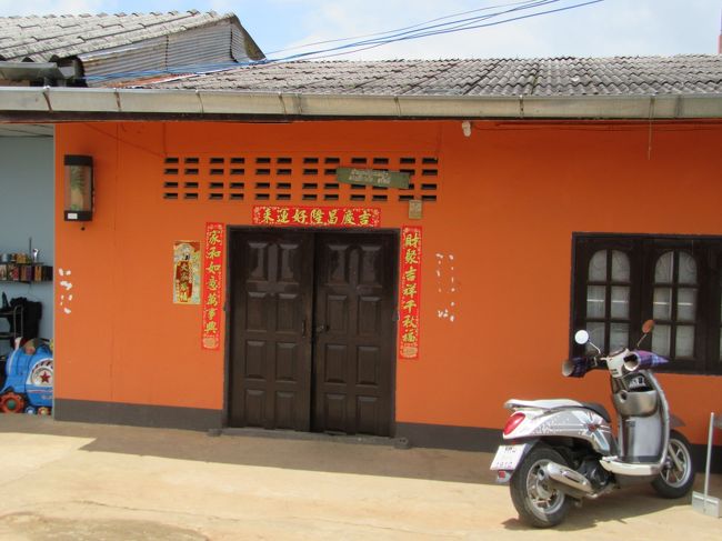 家々の玄関には，まだ春節の飾りつけが残っている。