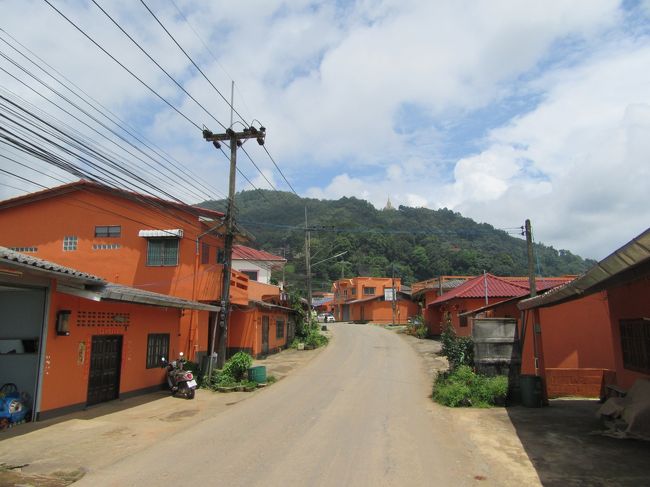 最近そう決めたのか，大半の家屋が同じオレンジ色のペンキを塗っている地区もあった。街並みに統一感が出て美観ではある。