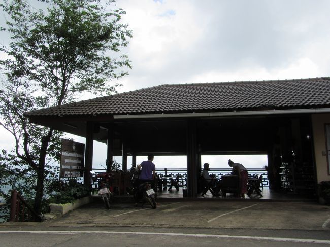 結局，一番村はずれにあった茶もコーヒーも出す店に入る。<br /><br />ドイ・メーサロン自体は中国茶が有名だが，周辺の山岳民族の村ではコーヒーの生産を行っている土地柄なので，どちらも出すほうが地域の特色にかなっているといえようか。