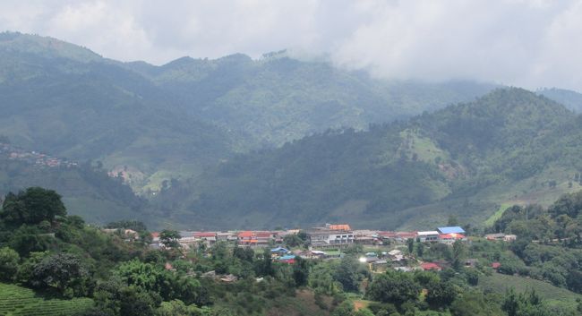 眼を転じれば，遠くにサンティキーリー村の中心部を望む。