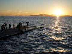 公園のベンチに座ってアムール湾の夕陽を眺めます。中国や韓国からの観光客が目立ちます。