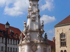 その前の三位一体広場に建つ三位一体の塔。
塔は、中世ヨーロッパで猛威を振るったペストの終焉を記念して18世紀に建てられたもの。
