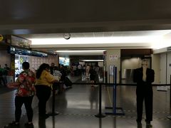 9月23日（日）08:22着
ホノルル国際空港　個人旅行者　到着エリア
日付変更線を超えるので出発日の朝着となります。
