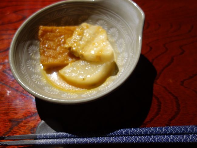 お通し。<br />鍋に入ったおでんだった。