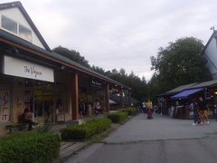 シャトルバスで約10分、八ヶ岳リゾートアウトレット到着♪