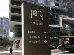 parqホテルの看板。
ここにカジノが入っています。

カジノは建物入り口から入ってすぐ左にあるエスカレータを上がった2階からあります。
2階には主にスロットがあり、ディーラーがいるテーブルも少しありました。３階に上がるとスロットは一つも無くディーラーがいるテーブルのみなります。

ちなみにカナダでのカジノの年齢制限はネット情報だとカジノによって異なるらしいが、今回のカジノでは19歳からプレイすることができる。

カジノに４人で行き、内一人がパスポートを忘れたが中に入ることができました。
ただし、パスポートを持っていない彼がスロットでジャックポットを引き当てた場合、お金はもらうことができないと英語で注意されました。