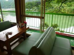 お昼になって雨がやんだので、ドライブに出発。
宿からも近い「あおぎ」さんでランチです。こちらは、地元のものや仁淀川の幸が良心的な価格でいただける人気の食堂。仁淀川の目の前です！