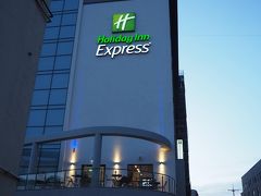 そのまま歩いて今晩宿泊するHoliday Inn Express Gibraltarへ。
まだ出来たばかりのホテルだそうな。
