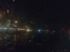 到着したスワンナプーム国際空港は雨です。
雨季ですから～

なかなか着陸してくれなくて40分ほど遅れました。