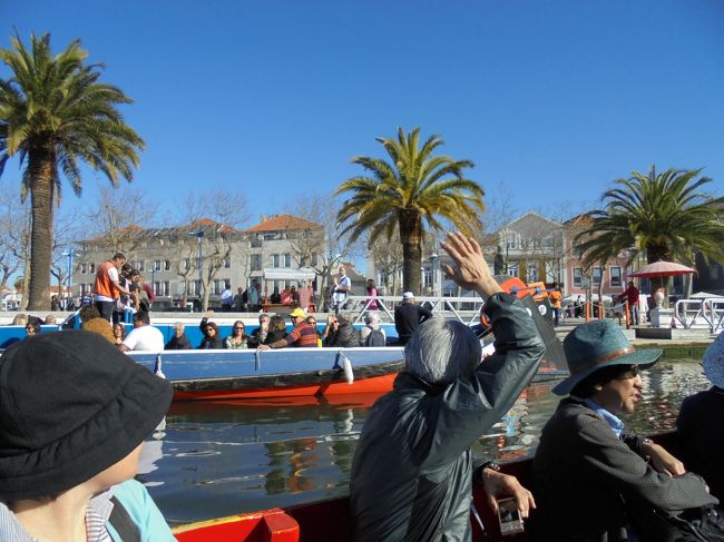 陽気に声を掛け合っています。