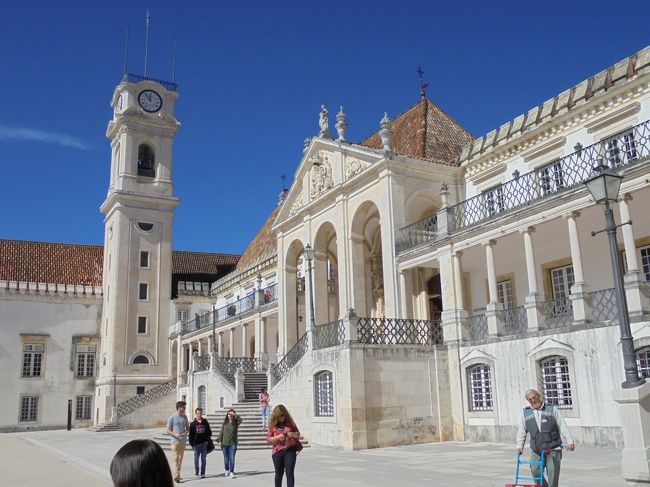 旧大学のラテン回廊と時計台。