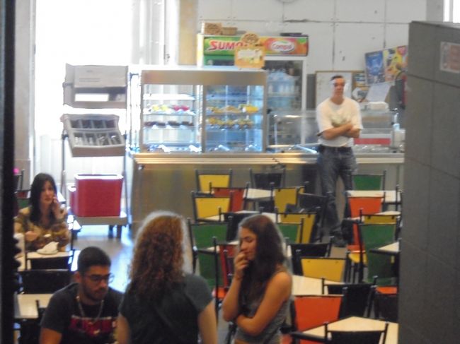 学生の憩いの場のようです。