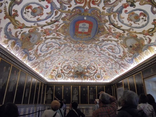 帽子の間。学位授与の儀式に使われたそうだ。