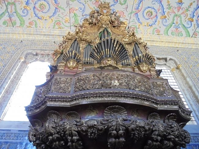 ジョアニア図書館を見学した。３０万冊の本。内装や調度品がすばらしかった。