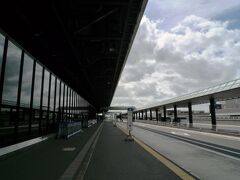 成田空港
これから旅立つのね～
と思っても、仕事のもやもや晴れず。
いや！仕事を忘れる為の旅行だから！
（と、なんど旅行中に思ったやら）　