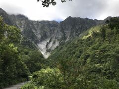 上が少し雲で隠れてしまっていますが、切り立った岩壁はすごいの一言。
ただ、写真では迫りくる感じが表せていません。