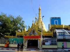 途中、こちらのパゴダを通りかかりました。
スーレーパゴダというらしいです。
外観だけ一周し観光。。
中も見学しようかと思いましたが、夕暮前にサクラタワーに着きたかったので今回はパスしました。